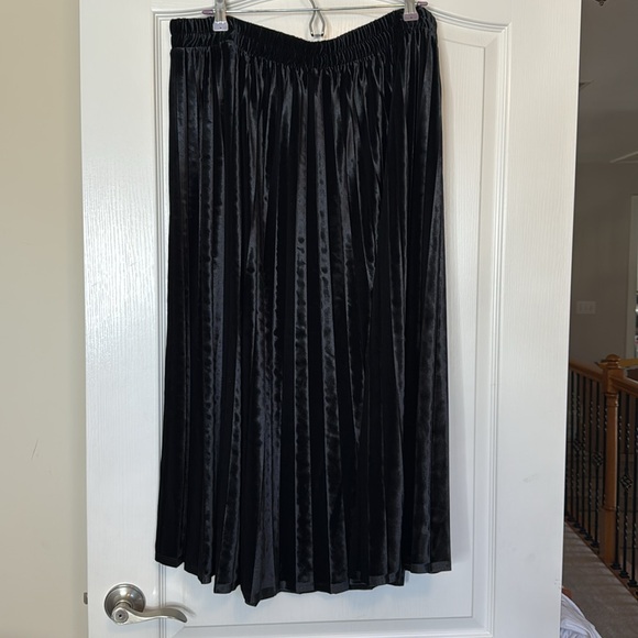 On 34th Pleated Maxi Velour / Velvet Skirt Black 2X - Picture 8 of 12